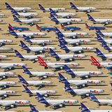 Logistics Airport Victorville  Ebenfalls in Kalifornien sind Duzende von Frachtmaschinen der Cargo Airline Federal Express abgestellt, darunter viele Dreistrahler vom Typ DC-10 und MD-11. Sie dienen als Ersatzteilspender für die aktive Flotte.