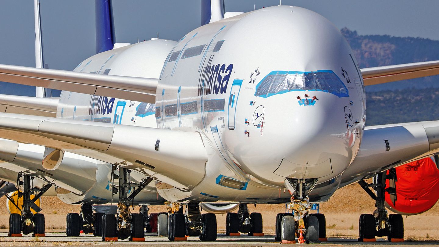 Flughafen Teruel in Spanien  Durch die Coronakrise in der Luftfahrt konnte die Firma stark expandieren. Lufthansa hat hier nicht nur alle 17 für immer ausrangierten Airbus A340-600 abgestellt, sondern auch fast alle ihre Flaggschiffe vom Typ Airbus A380.
