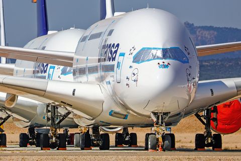 Flughafen Teruel in Spanien  Durch die Coronakrise in der Luftfahrt konnte die Firma stark expandieren. Lufthansa hat hier nicht nur alle 17 für immer ausrangierten Airbus A340-600 abgestellt, sondern auch fast alle ihre Flaggschiffe vom Typ Airbus A380.