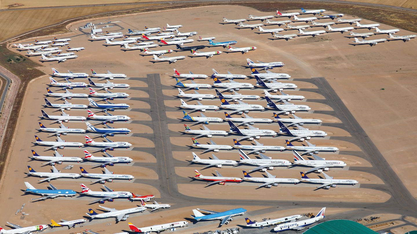 Luftaufnahmen von Flugzeugfriedhöfen: Flughafen Teruel in Spanien Auf einem Hochplateau im Nordosten Spanien liegt dieser Airport, der keinen Passagierterminal hat, sondern eine riesige Abstellfläche für nicht mehr benutzte Flugzeuge. Die Firma Tarmac Aerosave konserviert und recycelt hier Flugzeuge. Flughafen Teruel in Spanien Auf einem Hochplateau im Nordosten Spanien liegt dieser Airport, der keinen Passagierterminal hat, sondern eine riesige Abstellfläche für nicht mehr benutzte Flugzeuge. Die Firma Tarmac Aerosave konserviert und recycelt hier Flugzeuge.