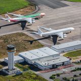 Flughafen Parchim in Mecklenburg-Vorpommern  Ortswechsel nach Europa: Ein chinesischer Investor hatte einst große Pläne mit dem Airport. Der hier abgestellte Airbus A340-600 von China Eastern mit einer Sonderbemalung für die Expo 2010 in Shanghai wurde inzwischen ins spanische Teruel geflogen.