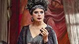 Balbina (Isabella Rosselini) versklavt die falsche Frau in ihrem Puff.