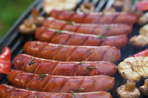 Bratwürste liegen auf dem Grill