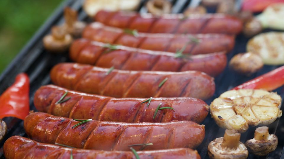 Bratwürste liegen auf dem Grill