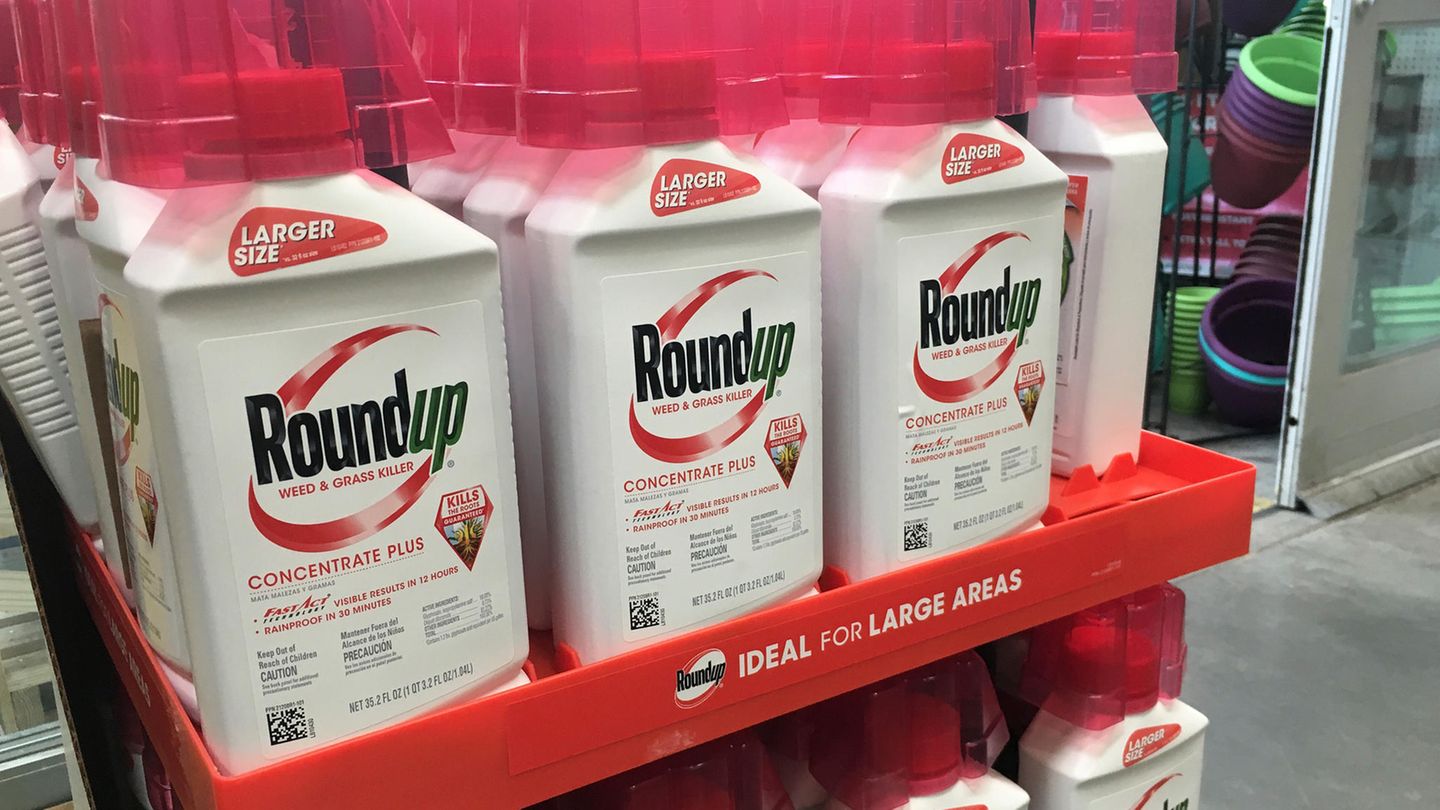 Behälter mit Roundup, ein glyphosathaltiges Unkrautvernichtungsmittel von Monsanto