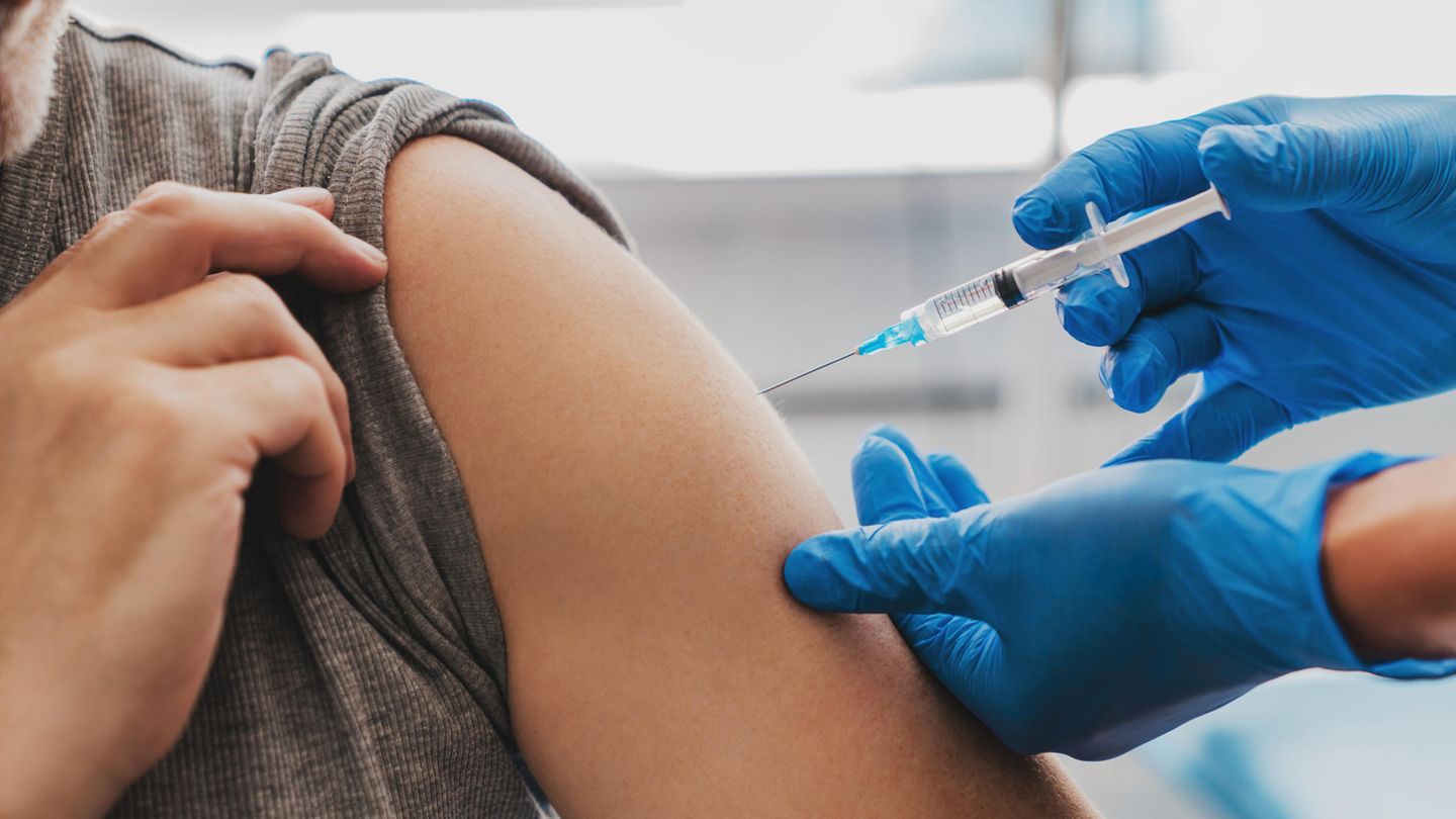 Impfung in den Oberarm