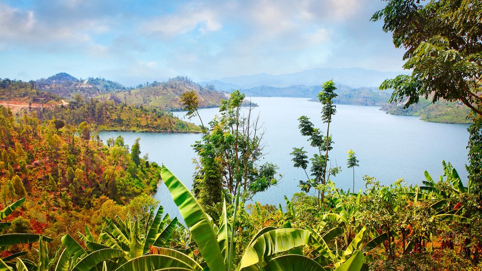 Demokratische Republik Kongo: Eine Idylle, in dessen Tiefe der Tod lauert: Der Kivu-See an der Grenze zwischen Ruanda und der Demokratischen Republik Kongo Eine Idylle, in dessen Tiefe der Tod lauert: Der Kivu-See an der Grenze zwischen Ruanda und der Demokratischen Republik Kongo