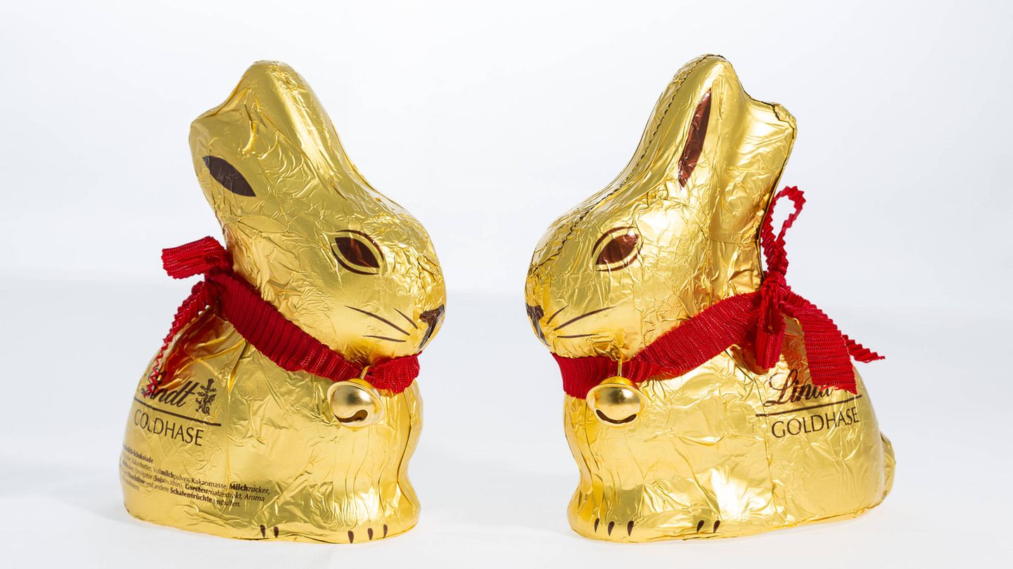 Zwei goldfarbene Schoko-Osterhasen von Lindt