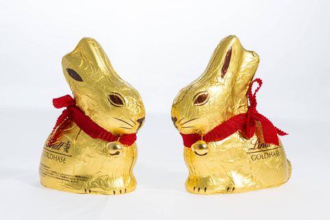 Zwei goldfarbene Schoko-Osterhasen von Lindt