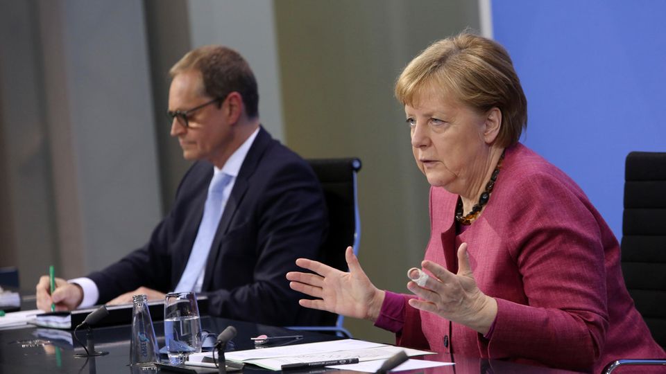 Bundeskanzlerin Angela Merkel (r., CDU) und Berlins regierender Bürgermeister Michael Müller (l, SPD)