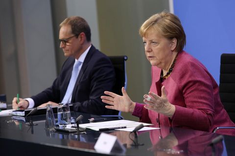 Bundeskanzlerin Angela Merkel (r., CDU) und Berlins regierender Bürgermeister Michael Müller (l, SPD)
