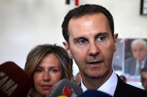 Syriens Präsident Bashar al-Assad (r.) und seine Frau Asma