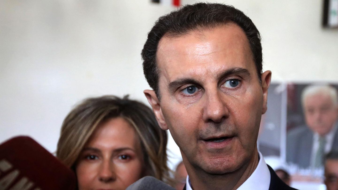 Syriens Präsident Bashar al-Assad (r.) und seine Frau Asma