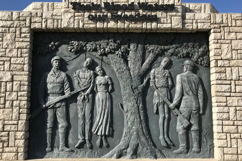 Ein Wandrelief erinnert an den von deutschen Kolonialtruppen begangenen Völkermord an den Herero und Nama
