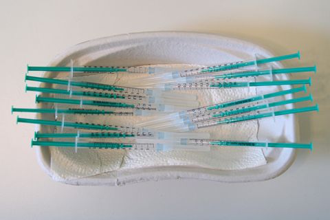 Corona-Impfung: Spritzen mit aufgezogenem Impfstoff gegen das Coronavirus liegen in einer Schale