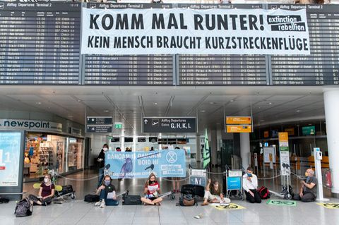 Extinction Rebellion Aktivisten am Flughafen