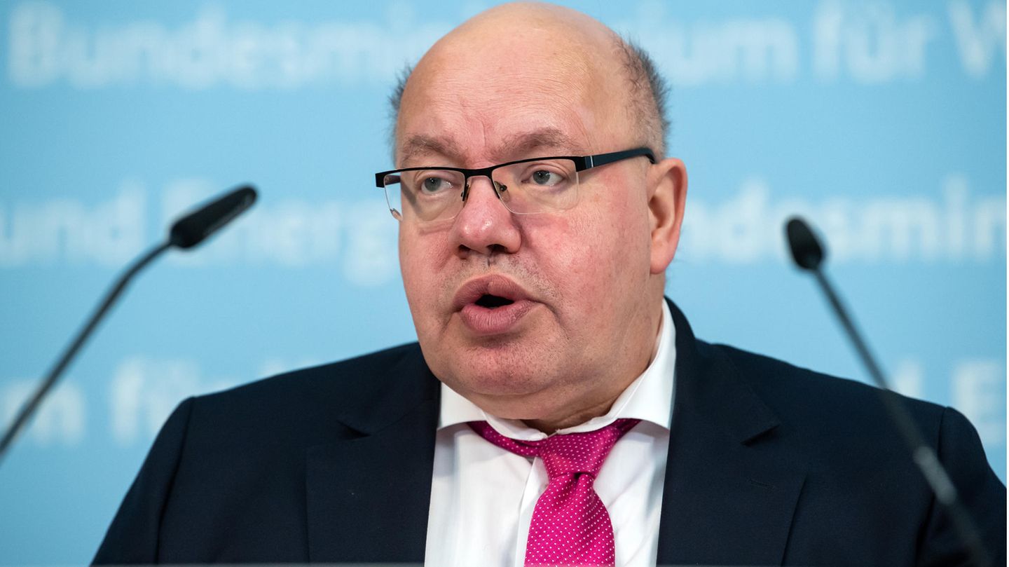 Peter Altmaier spricht in ein Mikrofon