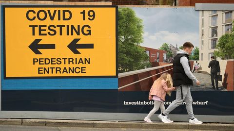 Coronavirus in Bolton: Spaziergänger in der Nähe eines Corona-Testzentrums