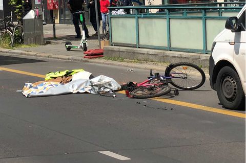 Berlin: "Nur mal kurz halten" - das kostete einer Radfahrerin das Leben.