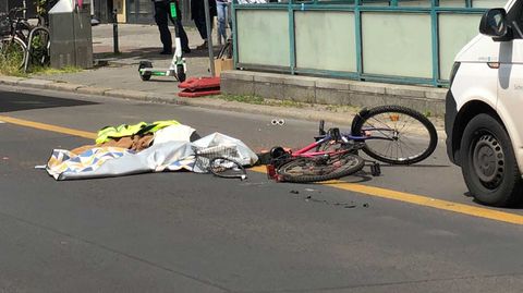 Berlin: "Nur mal kurz halten" - das kostete einer Radfahrerin das Leben.