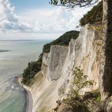 Møns Klint, Dänemark, Campingplatz   Alle Achtung! Wer am Camp Møns Klint übernachtet, sollte schwindelfrei sein. Denn die Kreidefelsen an der Ostseeküste ragen ganz schön steil in die Höhe. Die Wohnmobilstellplätze sind nicht direkt an der Steilküste, aber der Weg ist mit rund zwei Kilometern nicht weit. Geöffnet ist vom 1. April bis 31. Oktober. In der Hochsaison im Juli und August kostet ein Platz rund 17 Euro pro erwachsener Person.