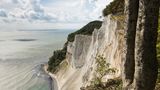 Møns Klint, Dänemark, Campingplatz   Alle Achtung! Wer am Camp Møns Klint übernachtet, sollte schwindelfrei sein. Denn die Kreidefelsen an der Ostseeküste ragen ganz schön steil in die Höhe. Die Wohnmobilstellplätze sind nicht direkt an der Steilküste, aber der Weg ist mit rund zwei Kilometern nicht weit. Geöffnet ist vom 1. April bis 31. Oktober. In der Hochsaison im Juli und August kostet ein Platz rund 17 Euro pro erwachsener Person.