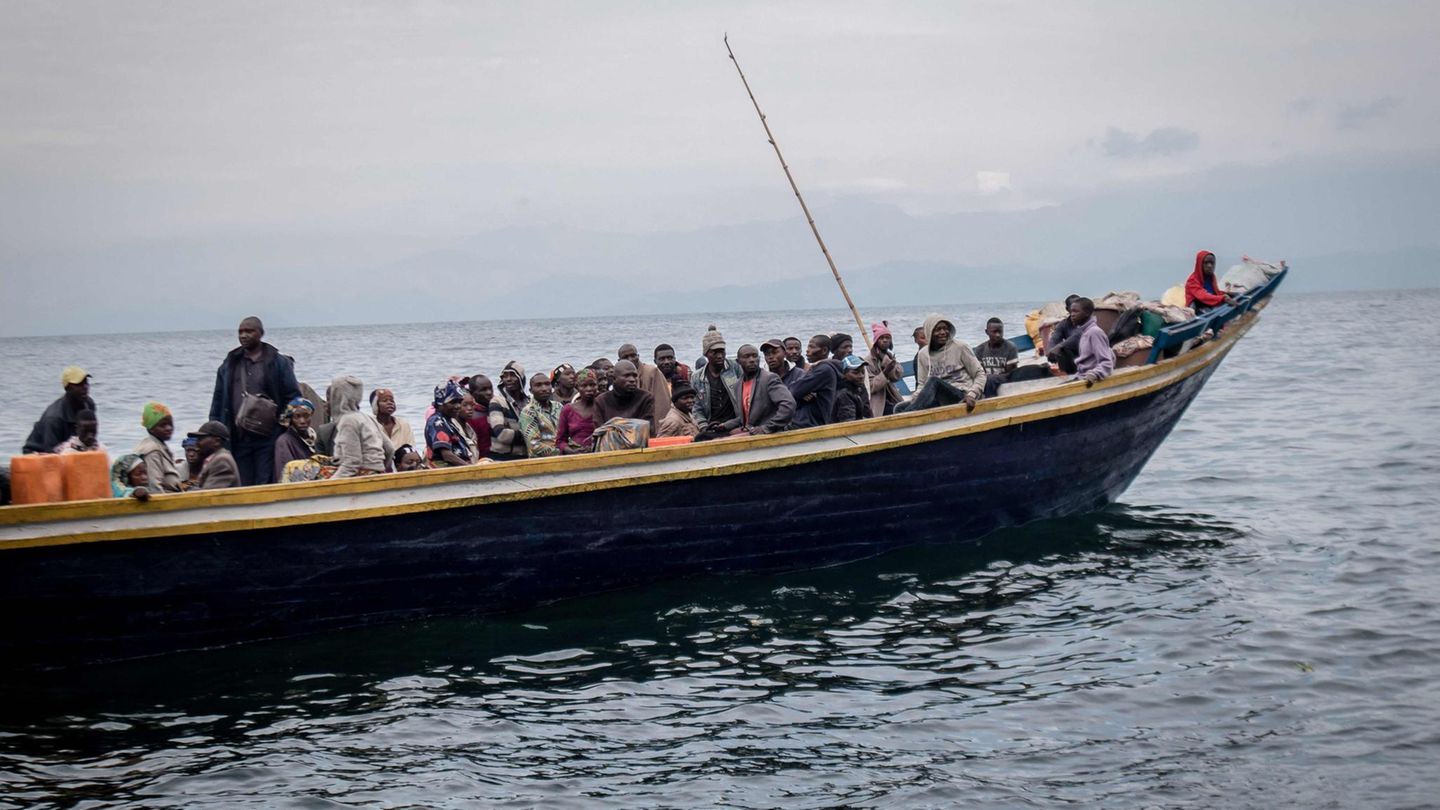 Flüchtlingsboot auf dem Kivu-See
