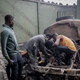 Männer versuchen einen Laster zu retten