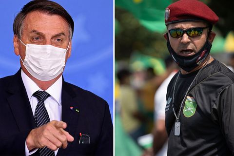 Ein weißer, älterer Mann im Anzug rückt sich mit rechts seinen weißen Mund-Nasen-Schutz zurecht.