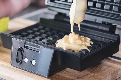 Teig wird ein Waffeleisen gegeben