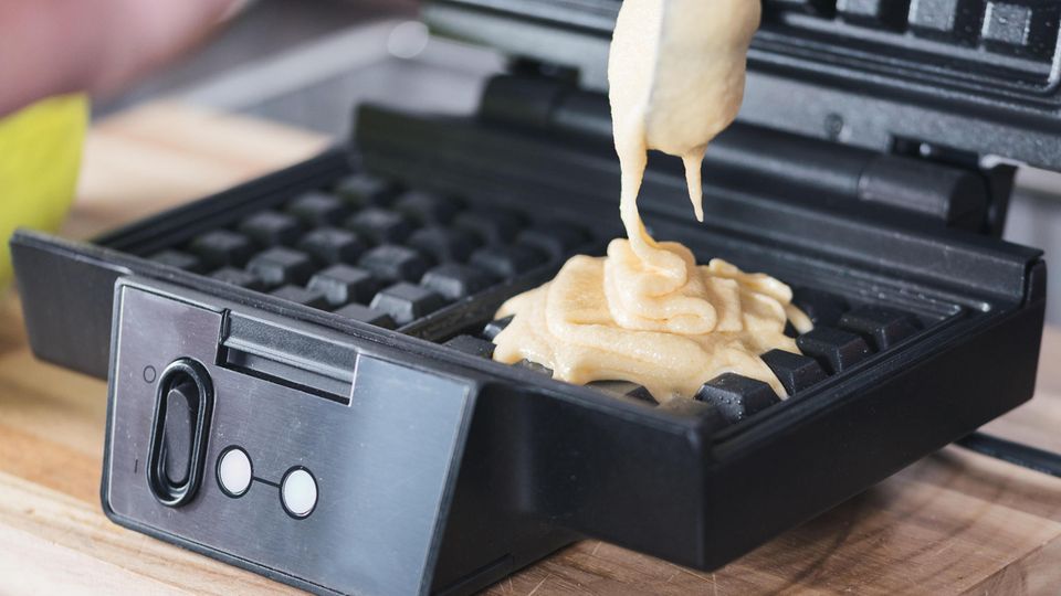 Sandwichs, Zimtschnecken und Quesadillas: Mit diesen Tricks holen Sie mehr aus Ihrem Waffeleisen raus Teig wird ein Waffeleisen gegeben