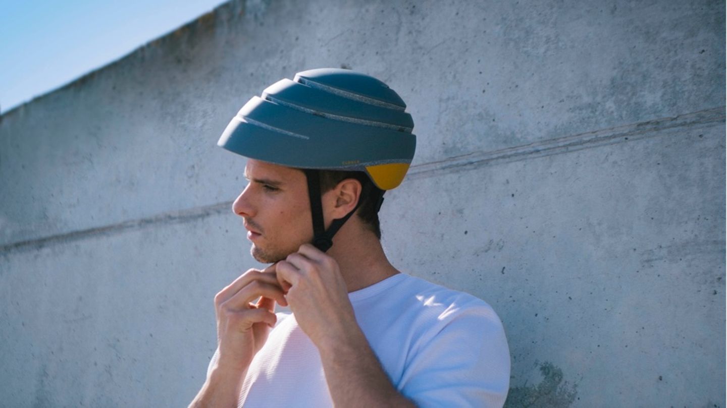 Bicycle trends 2021: Young man locks his Closco bicycle helmet