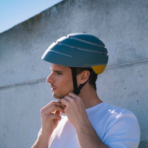 Fahrradtrends 2021: Junger Mann verschließt seinen Closco Fahrradhelm