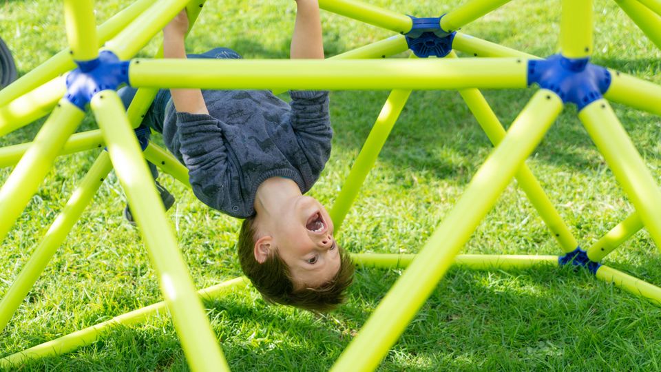 Spielhaus selber bauen: mit einer Konstruktion aus Kunststoff ein Kinderspiel