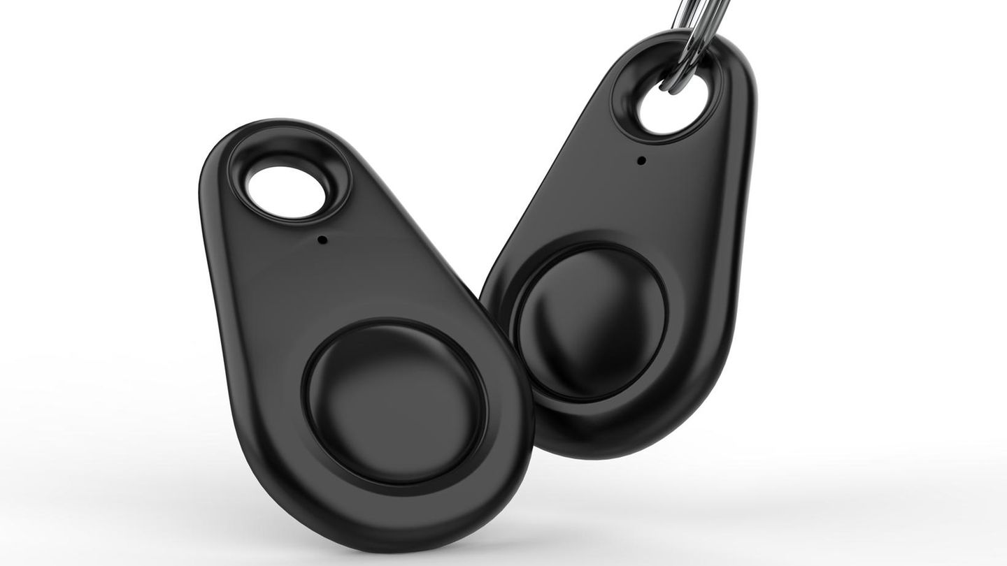 AirTag-Alternative: Zwei schwarze Bluetooth-Tracker an einem Schlüsselbund.
