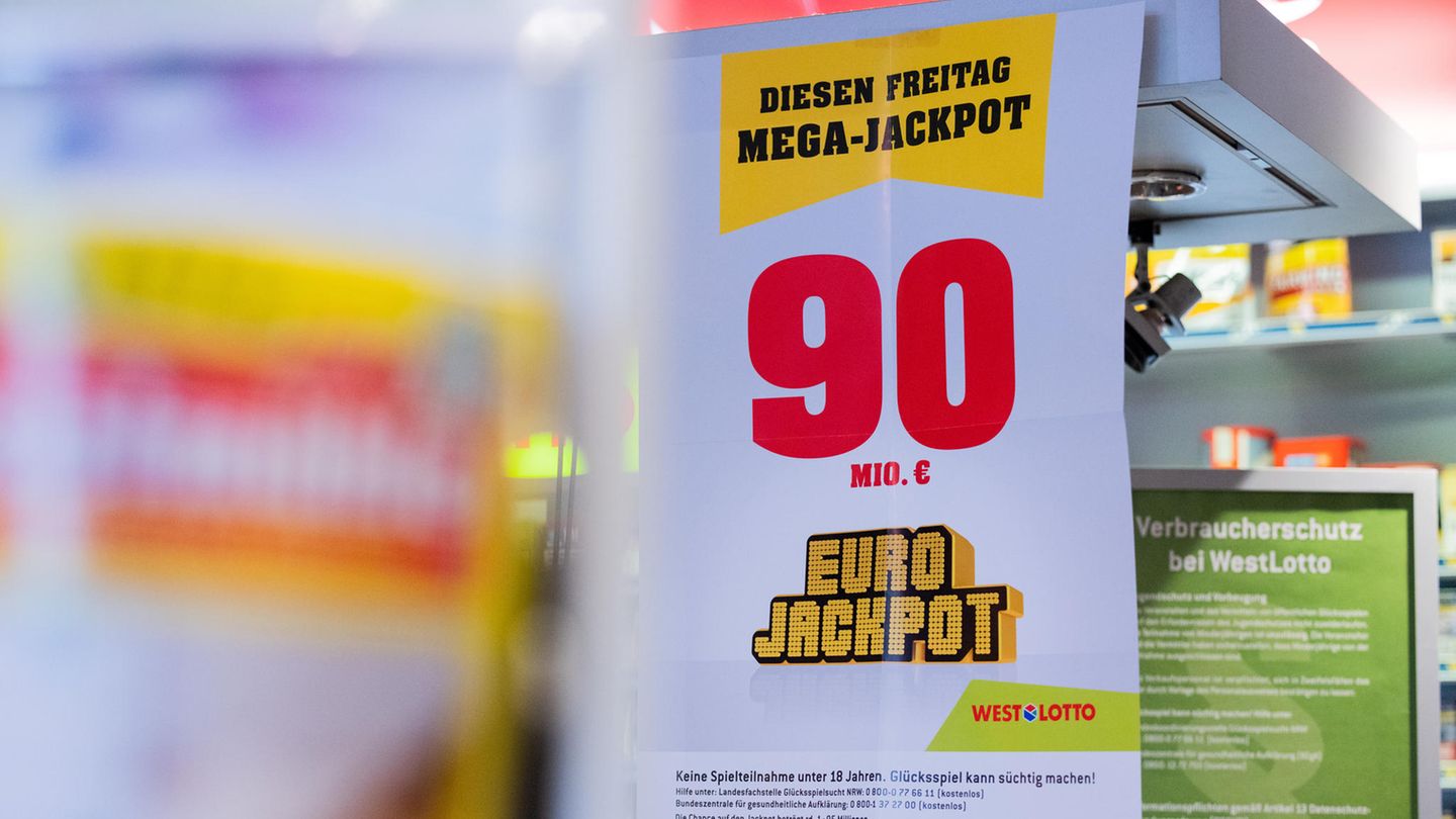 Auf einem Plakat ist der Euro Jackpot von 90 Millionen Euro zu sehen