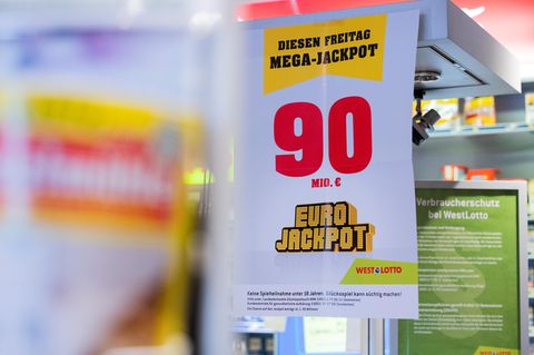 Auf einem Plakat ist der Euro Jackpot von 90 Millionen Euro zu sehen