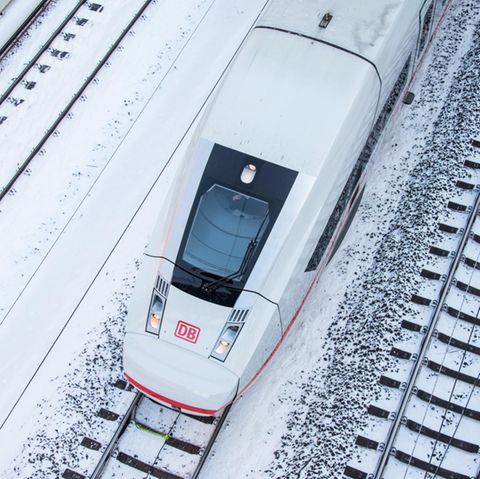  Ein ICE 4 fährt auf einem verschneiten Gleis