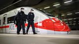 Aktionstag der Deutschen Bahn zur Maskenpflicht im Dezember 2020: Auch der Steuerwagen des ICE 4 trägt einen Mund-Nasen-Schutz.