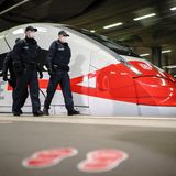 Aktionstag der Deutschen Bahn zur Maskenpflicht im Dezember 2020: Auch der Steuerwagen des ICE 4 trägt einen Mund-Nasen-Schutz.