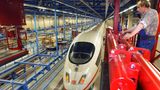 Im ICE-Werk in Dortmund-Spähenfeld: Für die Hochgeschwindigkeitsflotte hat die Bahn an mehreren Standorten eigene Instandhaltungs- und Behandlungshallen gebaut.