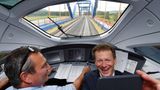 Selfie bei einer Testfahrt mit dem ICE-Sprinter auf der Neubaustrecke Erfurt - Bamberg: Seit März 2017 ist Richard Lutz (r) der Bahn-Vorstandschef und leitet die Geschicke des Konzerns.