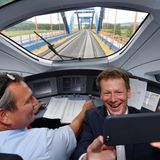 Selfie bei einer Testfahrt mit dem ICE-Sprinter auf der Neubaustrecke Erfurt - Bamberg: Seit März 2017 ist Richard Lutz (r) der Bahn-Vorstandschef und leitet die Geschicke des Konzerns.