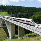 Für die neue Zuggeneration mussten auch neue Trassen gebaut werden: Die ersten Schnellfahrstrecken waren die zwischen Hannover und Würzburg sowie zwischen Mannheim und Stuttgart im Jahre 1991.