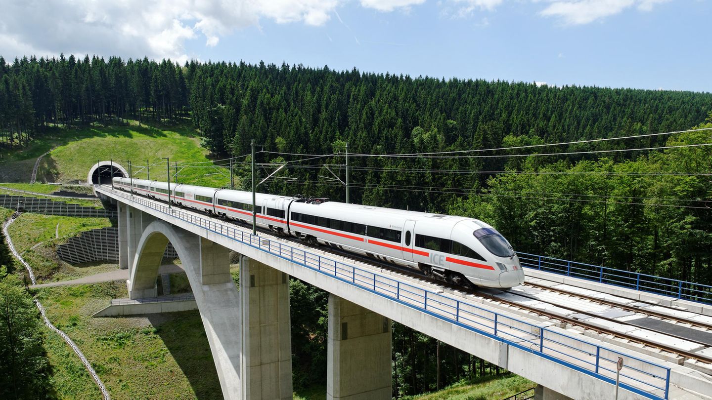 Für die neue Zuggeneration mussten auch neue Trassen gebaut werden: Die ersten Schnellfahrstrecken waren die zwischen Hannover und Würzburg sowie zwischen Mannheim und Stuttgart im Jahre 1991.