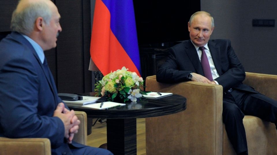 Wladimir Putin (r.), Präsident von Russland, beim Treffen mit Alexander Lukaschenko, Präsident von Belarus in Sotschi
