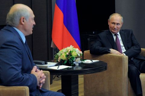 Wladimir Putin (r.), Präsident von Russland, beim Treffen mit Alexander Lukaschenko, Präsident von Belarus in Sotschi