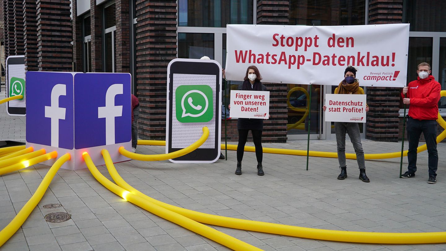 Die Organisation Campact demonstriert gegen die neuen Facebook- und WhatsApp-Regeln vor der Facebook Zentrale in Hamburg.