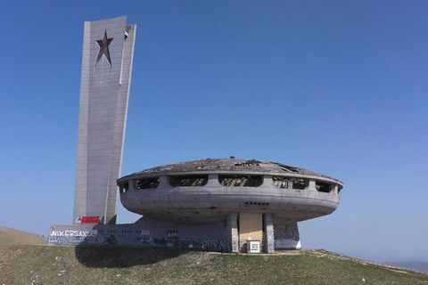Gelandet auf dem Chadschi Dimitar: die fliegende Untertasse aus Beton.