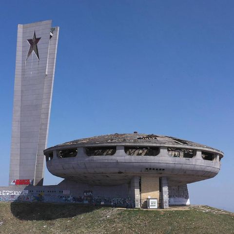 Gelandet auf dem Chadschi Dimitar: die fliegende Untertasse aus Beton.